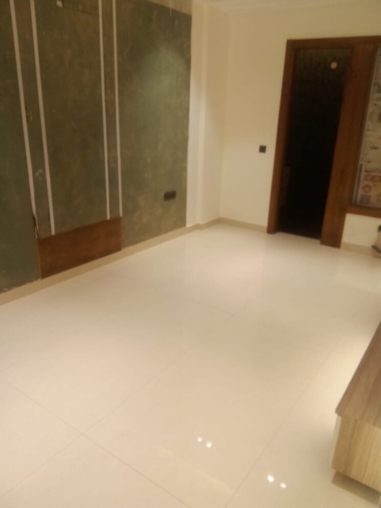 Room, smart-lane 5 Bedroom 250 Sq.Mt. Builder Floor In Niti Khand Ghaziabad 8703991