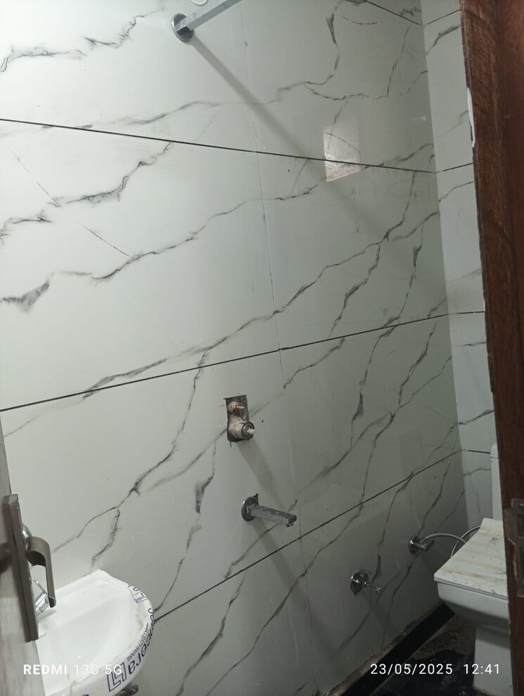 Bathroom, rohini sector 25 1 Bedroom 450 Sq.Ft. Builder Floor In Rohini Sector 25 Delhi 8704015