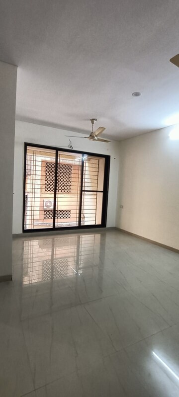 Room in 2 BHK Apartment at Seawoods – for Rent