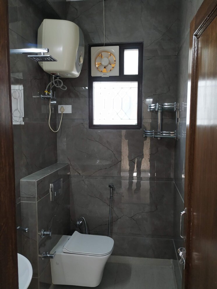 Bathroom, khirki extension 2 Bedroom 900 Sq.Ft. Apartment In Khirki Extension Delhi 8704319