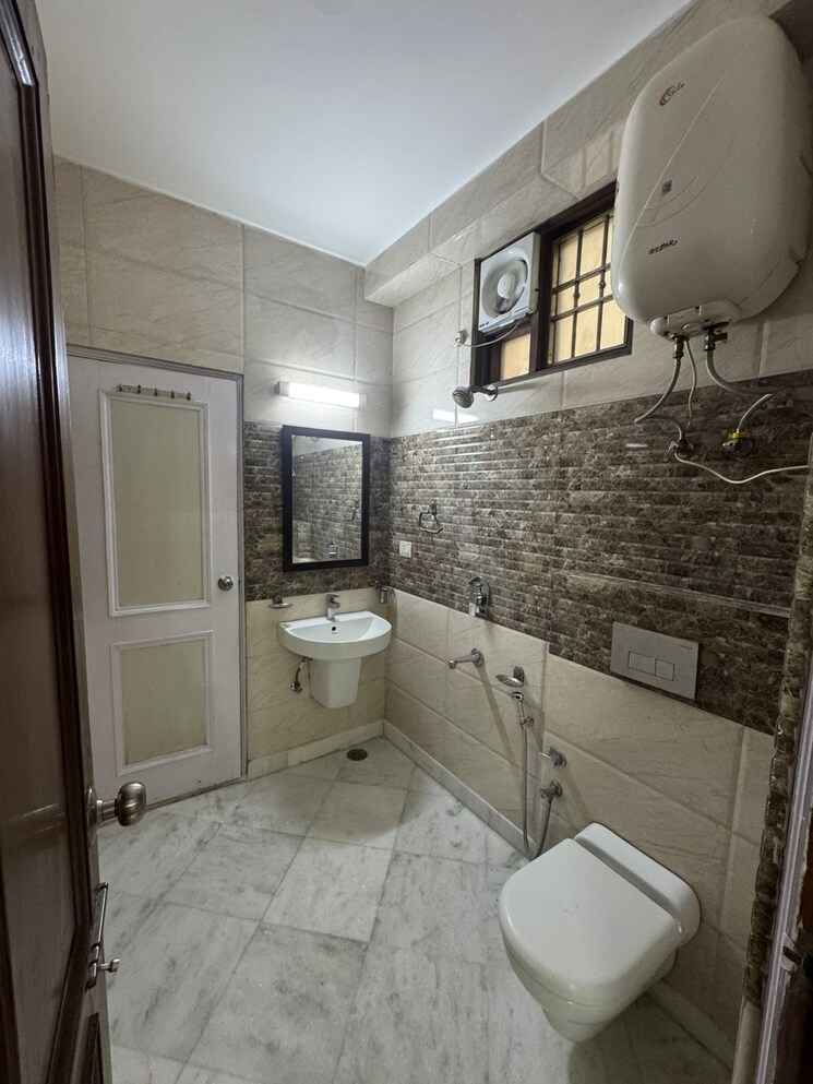 Bathroom, khirki extension 3 Bedroom 1150 Sq.Ft. Apartment In Khirki Extension Delhi 8704386