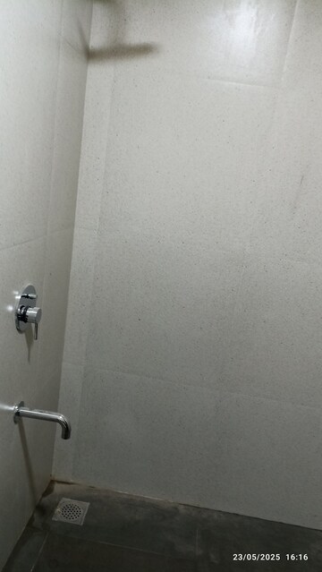 Room in 2 BHK Apartment at Piramal Vaikunth, Balkum Pada – for Rent