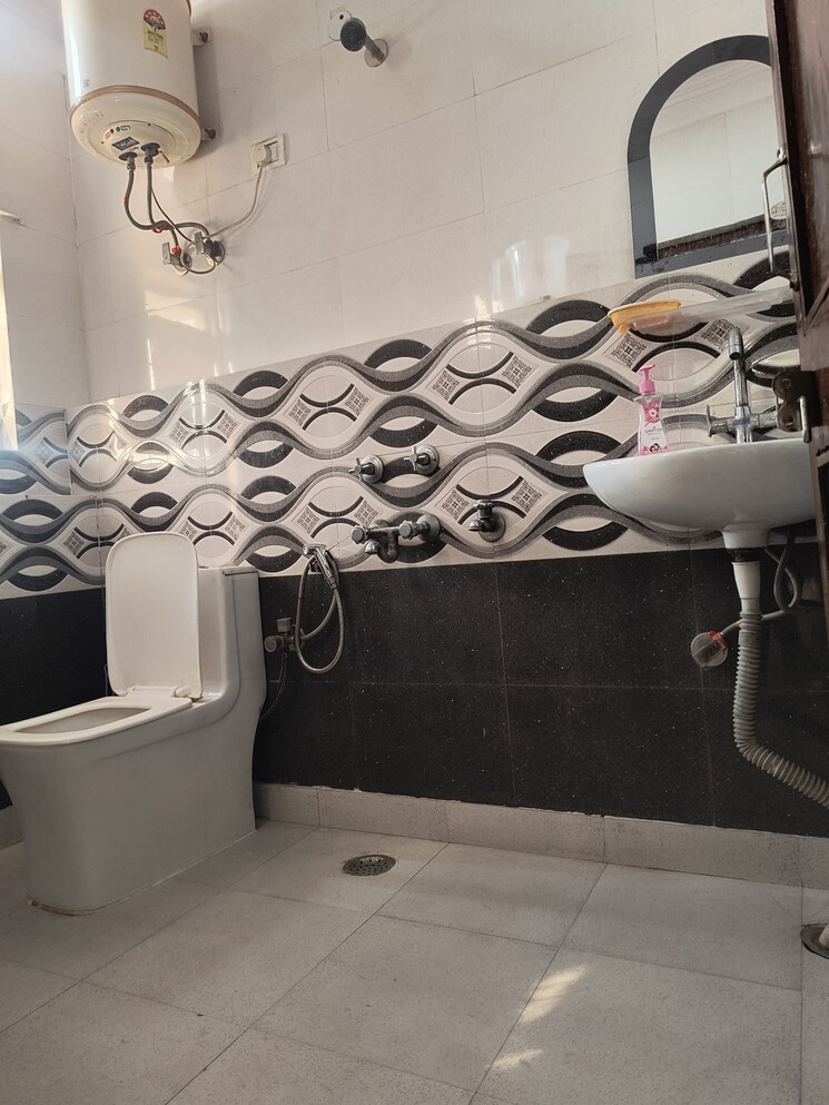 Bathroom, sarita vihar 1 Bedroom 450 Sq.Ft. Apartment In Sarita Vihar Delhi 8704711