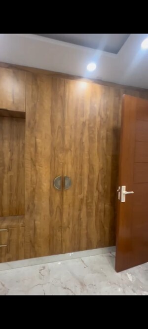 Furnished Amenities in 3.5 BHK Builder Floor at Laxmi Nagar – for Sale