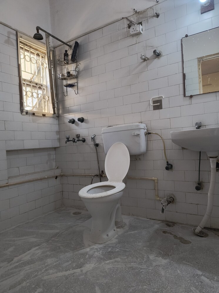 Bathroom, sarita-vihar-pocket-j-rwa 2 Bedroom 950 Sq.Ft. Apartment In Sarita Vihar Delhi 8705353