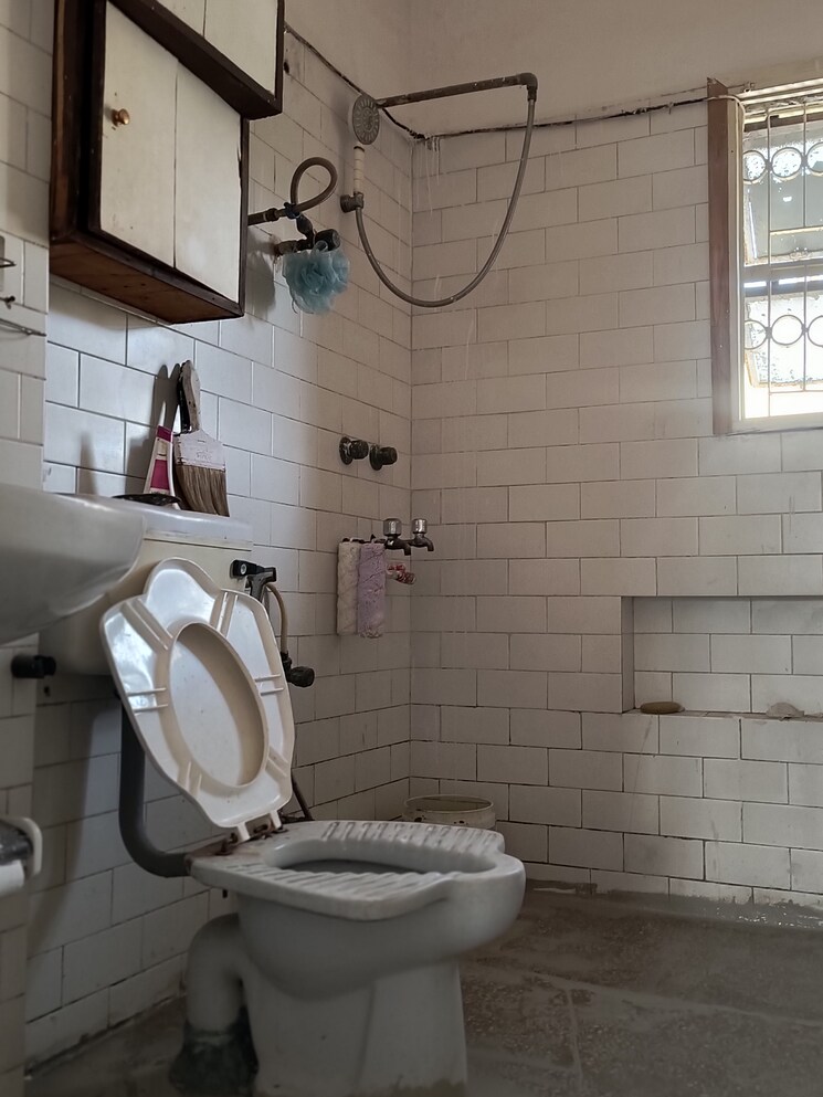 Bathroom, sarita-vihar-pocket-j-rwa 2 Bedroom 950 Sq.Ft. Apartment In Sarita Vihar Delhi 8705353