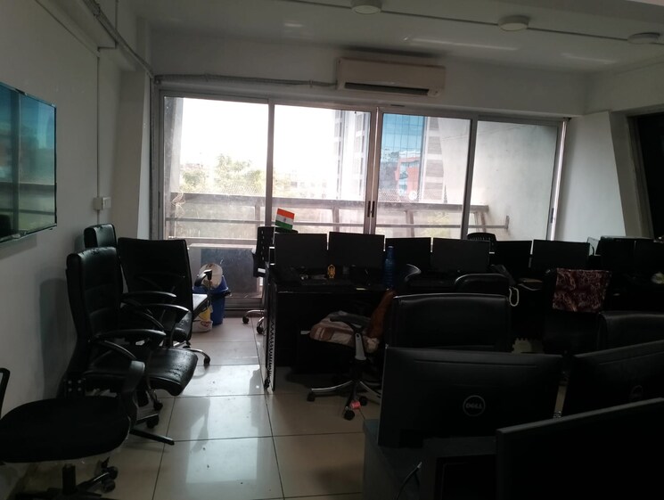 Team Area, shivalik-abaise Commercial Office Space 1305 Sq.Ft. In Prahlad Nagar Ahmedabad 8705297