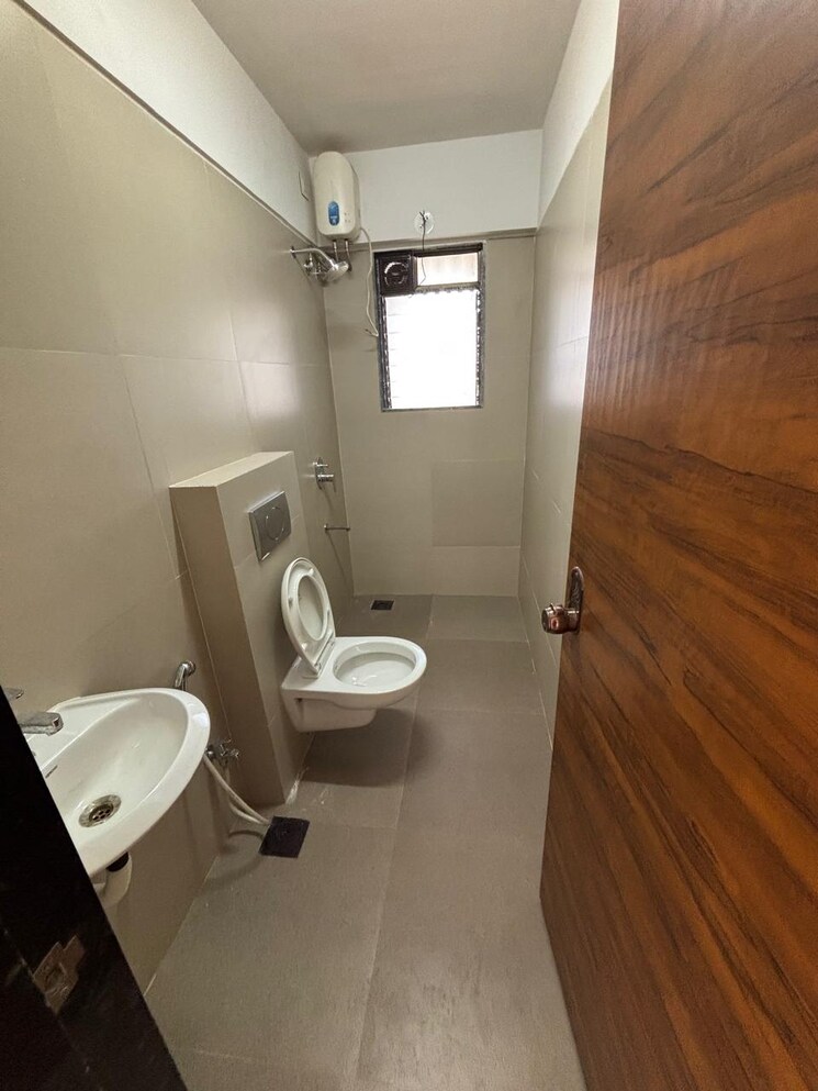 Bathroom, je-and-vee-om-trimurti 3 Bedroom 941 Sq.Ft. Apartment In Malad East Mumbai 8705411