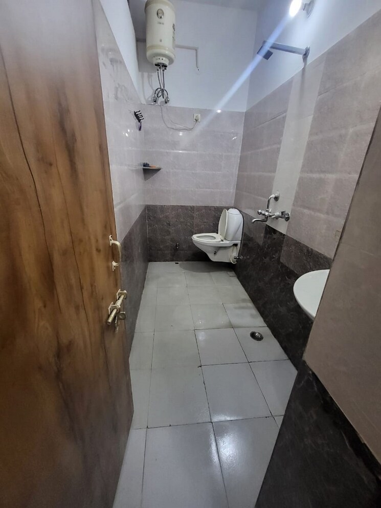Bathroom, huda-cghs 4 Bedroom 2800 Sq.Ft. Apartment In Sector 56 Gurgaon 8705395