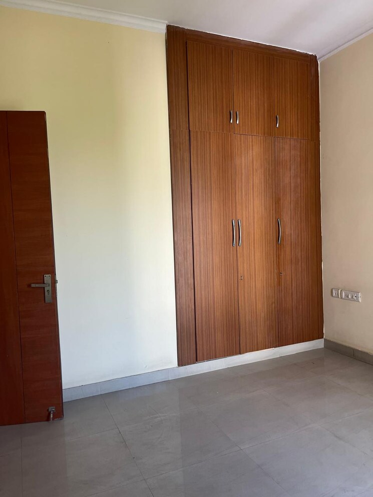Room, sector 28 2 Bedroom 925 Sq.Ft. Builder Floor In Sector 28 Faridabad 8705686