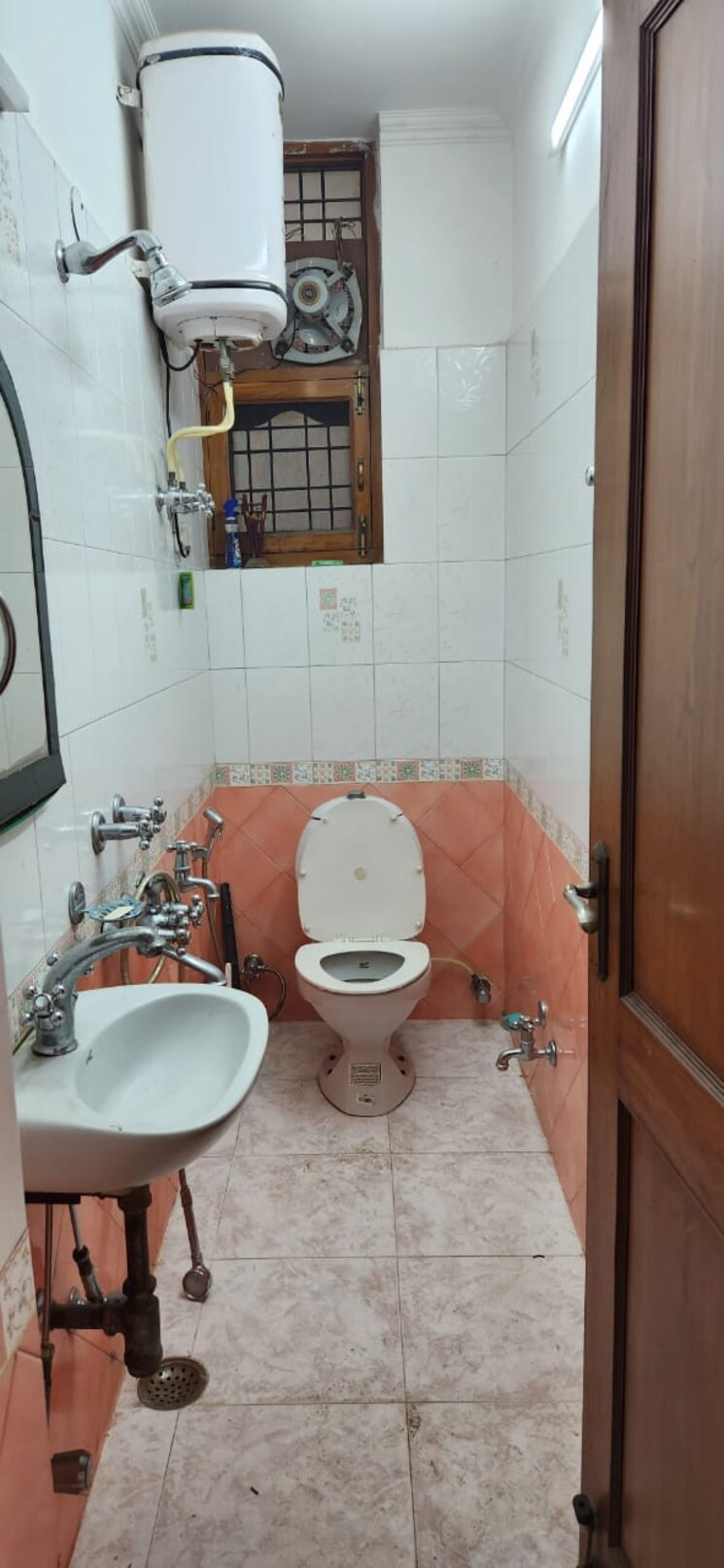 Bathroom, dlf-city-gurgaon 3 Bedroom 2500 Sq.Ft. Builder Floor In Sector 27 Gurgaon 8705769