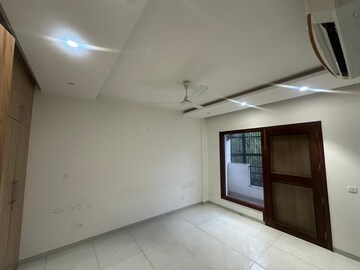 Room in 3 BHK Builder Floor at DLF Hamilton Court, Sector 27 – for Rent