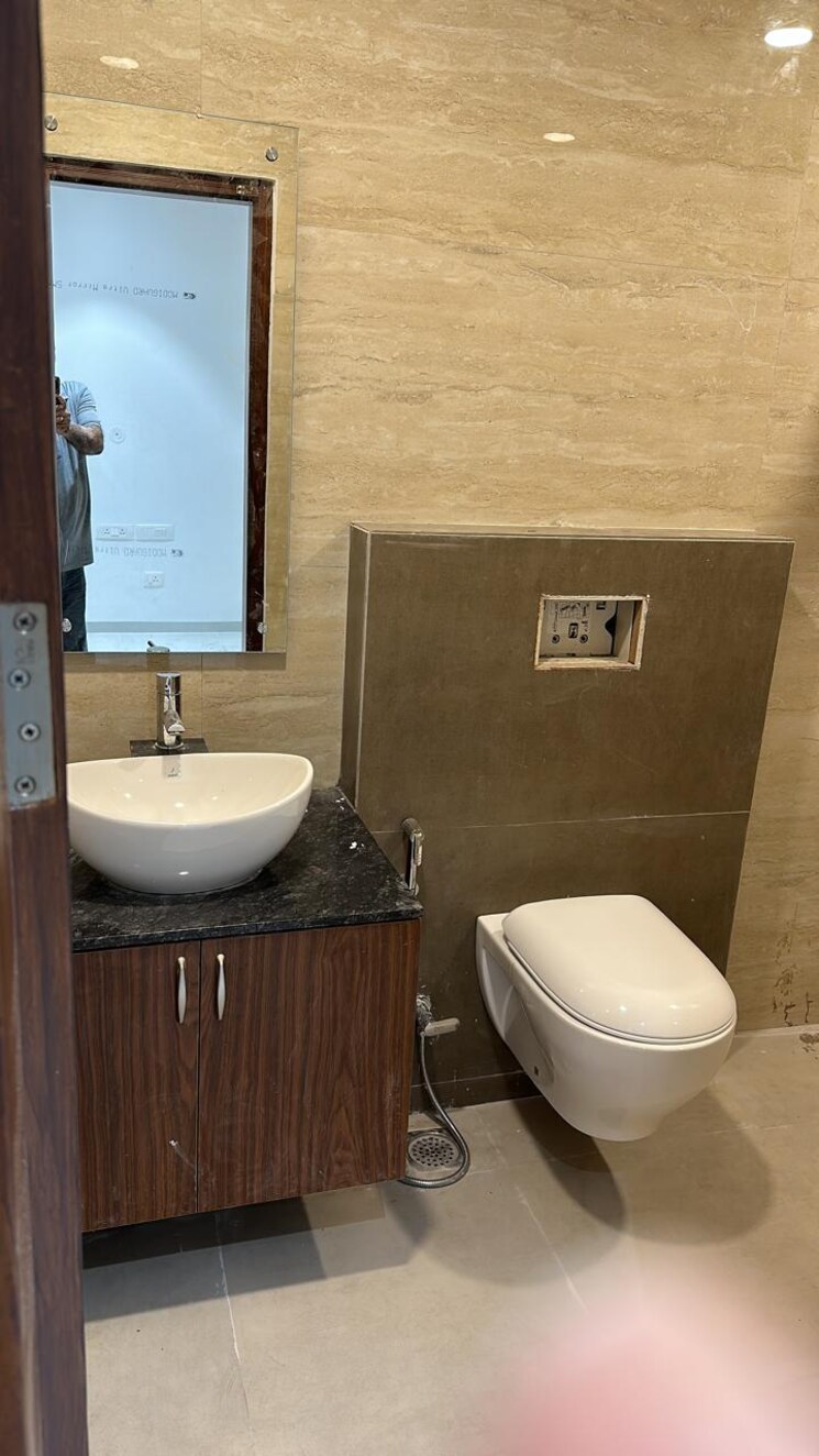 Bathroom, dlf-hamilton-court 3 Bedroom 1500 Sq.Ft. Builder Floor In Sector 27 Gurgaon 8705915