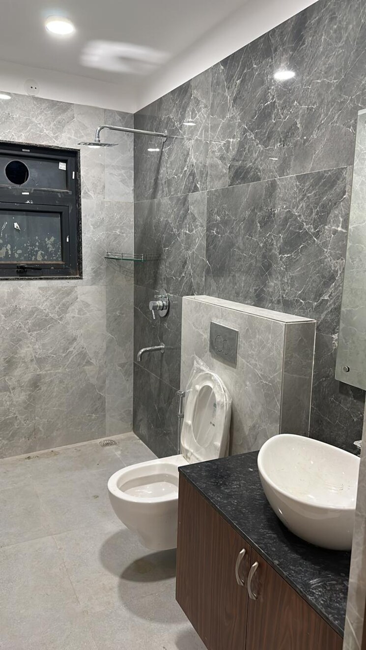 Bathroom, dlf-hamilton-court 3 Bedroom 1500 Sq.Ft. Builder Floor In Sector 27 Gurgaon 8705915