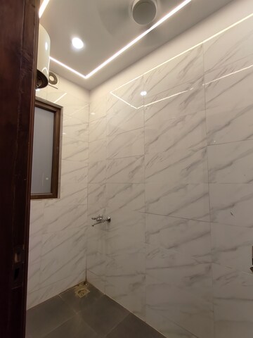 Room in 3 BHK Builder Floor at Apex Apartments, Sector 45 – for Rent