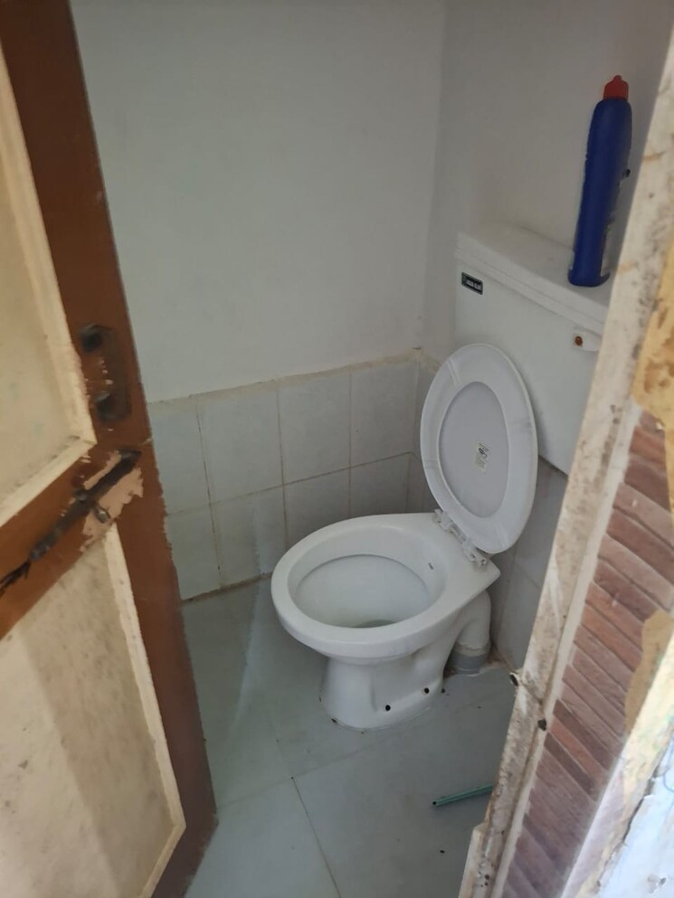 Bathroom, quarter-gate 2 Bedroom 900 Sq.Ft. Apartment In New Nana Peth Pune 8706797