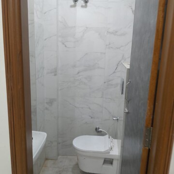 Bathroom in 2.5 BHK Builder Floor at Shastri Nagar – for Rent