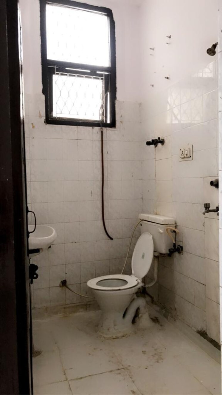 Bathroom, nalanda-apartments-vikas-puri 3 Bedroom 110 Sq.Yd. Builder Floor In Vikas Puri Delhi 8707016