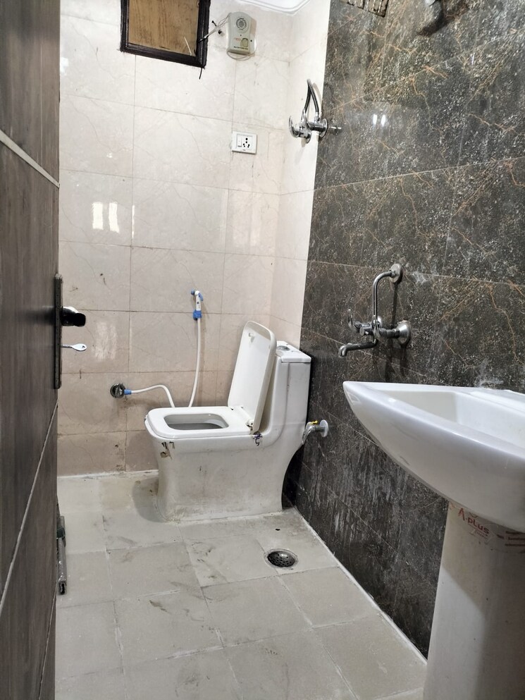 Bathroom, palam vihar 3 Bedroom 1200 Sq.Ft. Apartment In Palam Vihar Gurgaon 8707076