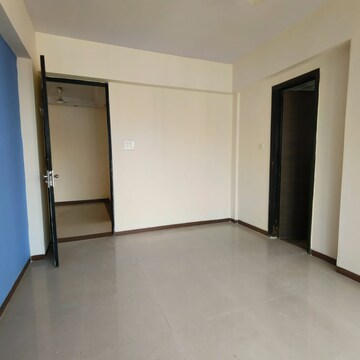 Room in 3 BHK Apartment at Kandivali West – for Rent