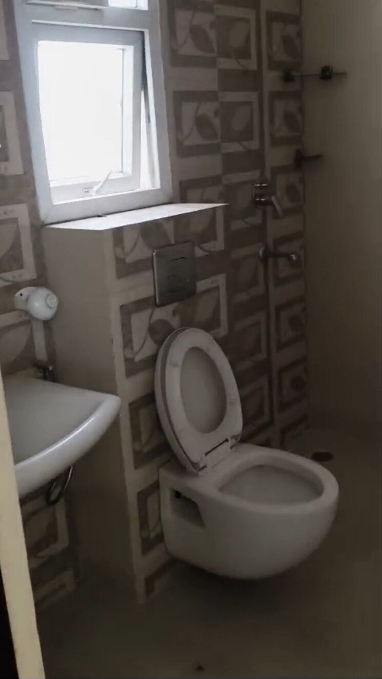 Bathroom, ramprastha-platinum-height 3 Bedroom 1990 Sq.Ft. Apartment In Ramprastha Greens Ghaziabad 8707586