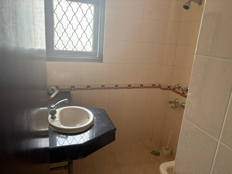 Bathroom, sushant lok i 3 Bedroom 215 Sq.Yd. Builder Floor In Sushant Lok I Gurgaon 8707562