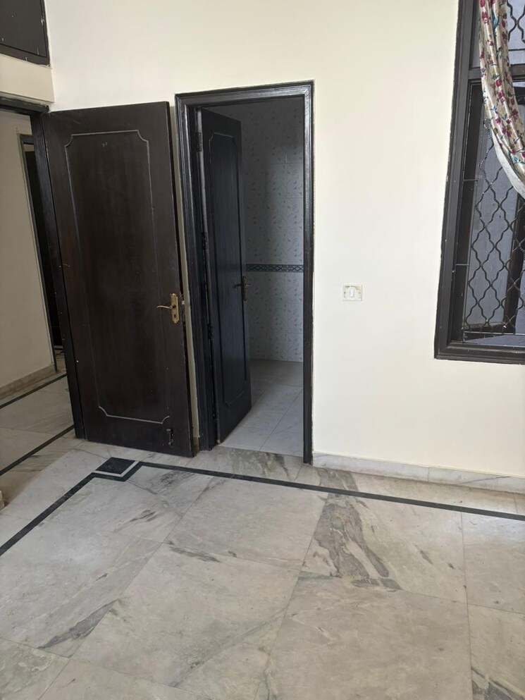 Room, sushant lok i 3 Bedroom 215 Sq.Yd. Builder Floor In Sushant Lok I Gurgaon 8707562