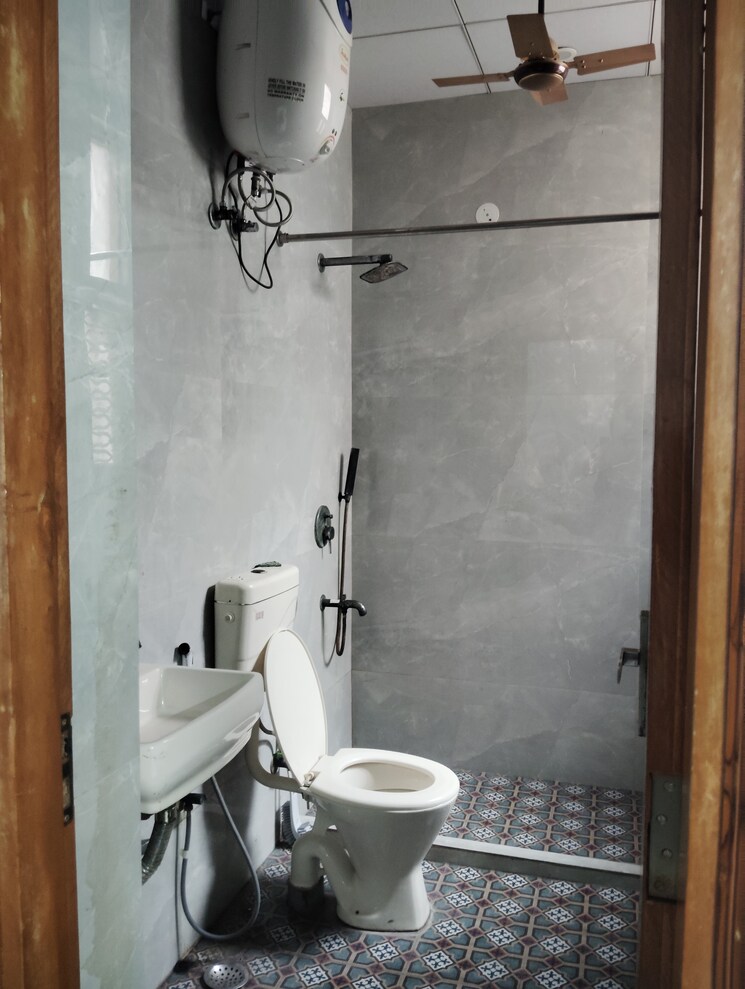 Bathroom, sector 49 1 Bedroom 650 Sq.Ft. Independent House In Sector 49 Noida 8707591