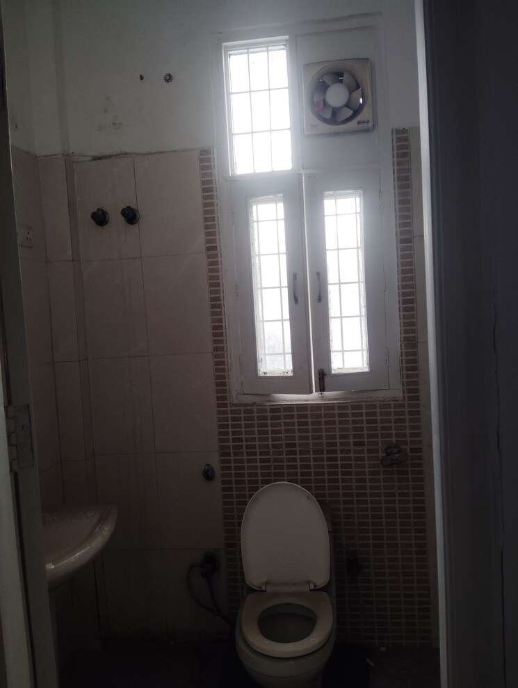 Bathroom, sector 41 3 Bedroom 1550 Sq.Ft. Independent House In Sector 41 Noida 8707603
