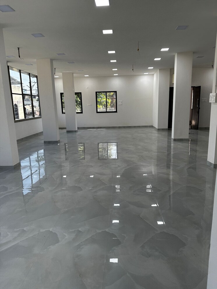  Parking, dharampeth Commercial Office Space 2000 Sq.Ft. In Dharampeth Nagpur 8707607