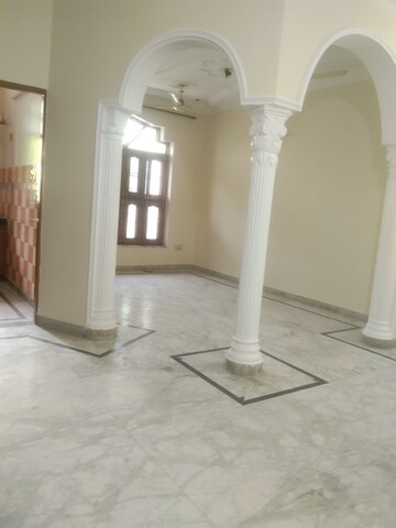 Room in 2.5 BHK Builder Floor at Sector 31 – for Rent