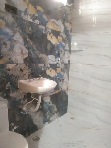 Bathroom in 2.5 BHK Builder Floor at Sector 31 – for Rent