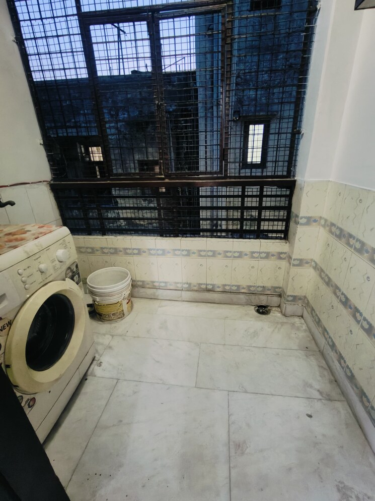 Bathroom, malviya nagar 2 Bedroom 100 Sq.Yd. Builder Floor In Malviya Nagar Delhi 8707822