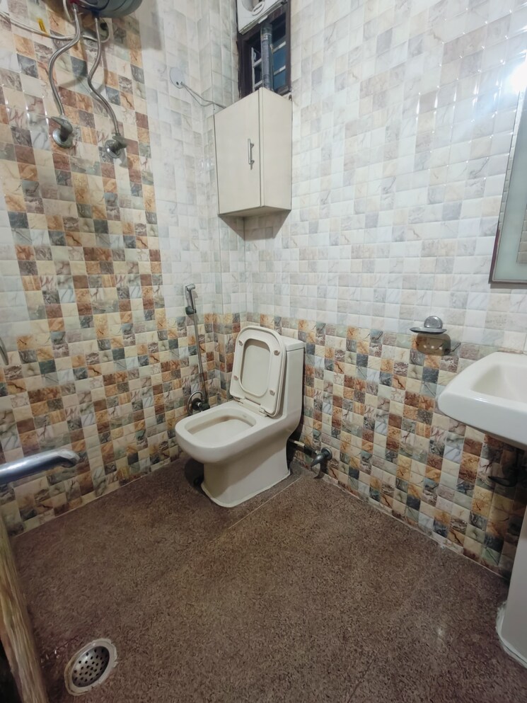 Bathroom, malviya nagar 2 Bedroom 100 Sq.Yd. Builder Floor In Malviya Nagar Delhi 8707822