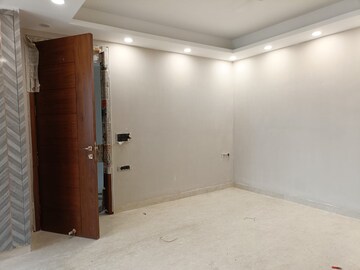 Room in 3 BHK Builder Floor at Nehru Enclave – for Rent