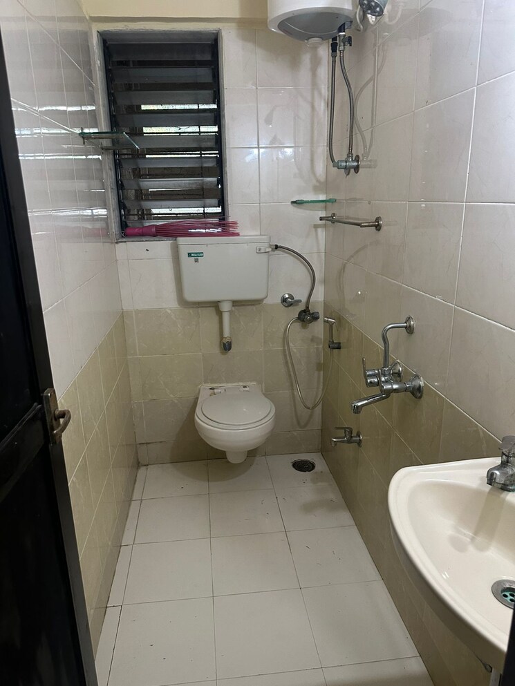 Bathroom, suraksha-apartment 2 Bedroom 650 Sq.Ft. Apartment In Andheri West Mumbai 8707832