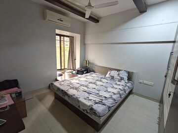 Bedroom in 3 BHK Apartment at Andheri West – for Rent