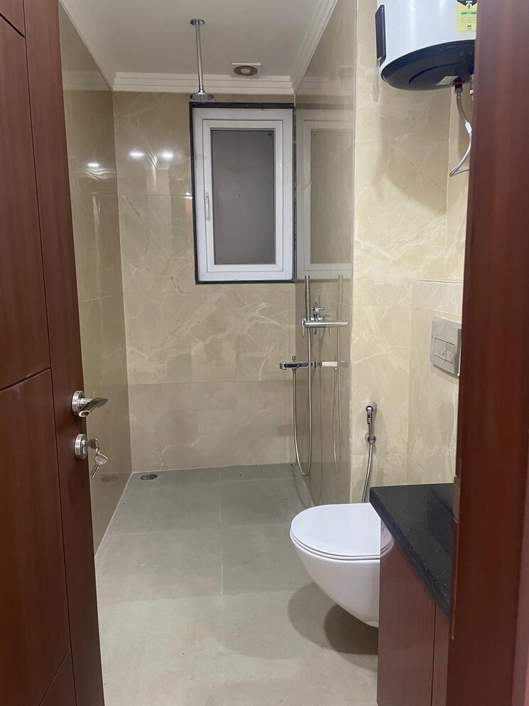 Bathroom, chittaranjan park 3 Bedroom 160 Sq.Yd. Builder Floor In Chittaranjan Park Delhi 8707835
