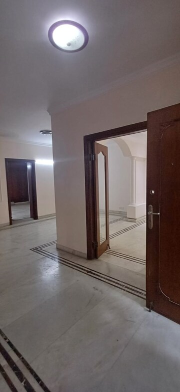 Room in 3 BHK Builder Floor at Sarvodaya Enclave – for Rent
