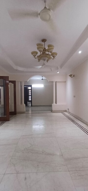 Room in 3 BHK Builder Floor at Sarvodaya Enclave – for Rent