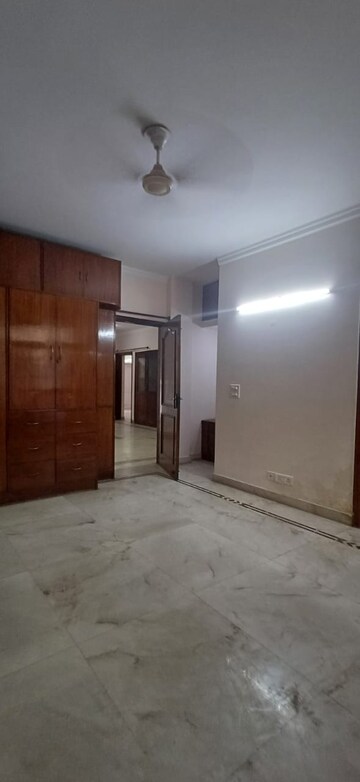 Room in 3 BHK Builder Floor at Sarvodaya Enclave – for Rent
