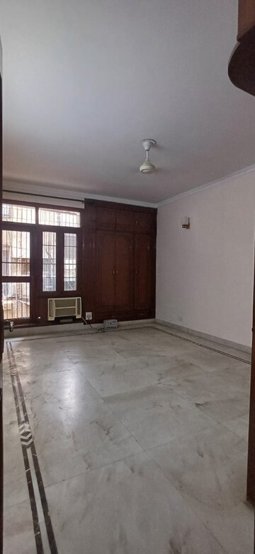 Room in 3 BHK Builder Floor at Sarvodaya Enclave – for Rent
