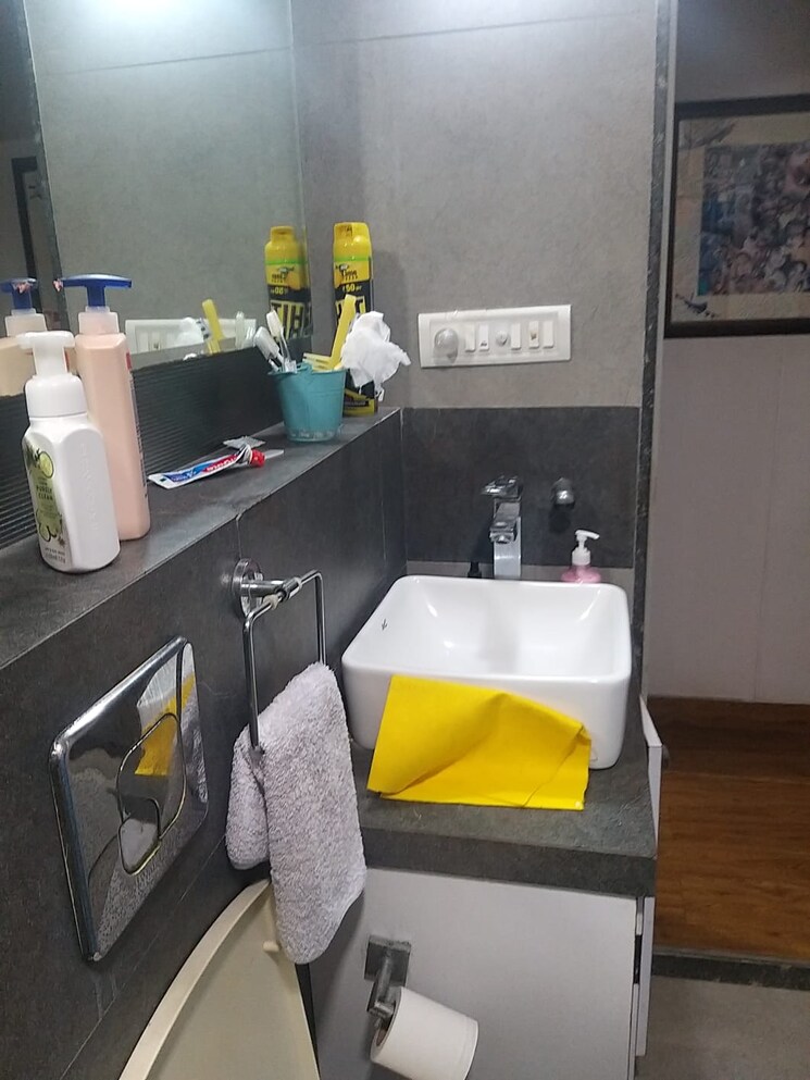 Bathroom, andheri west 2.5 Bedroom 1000 Sq.Ft. Apartment In Andheri West Mumbai 8707840