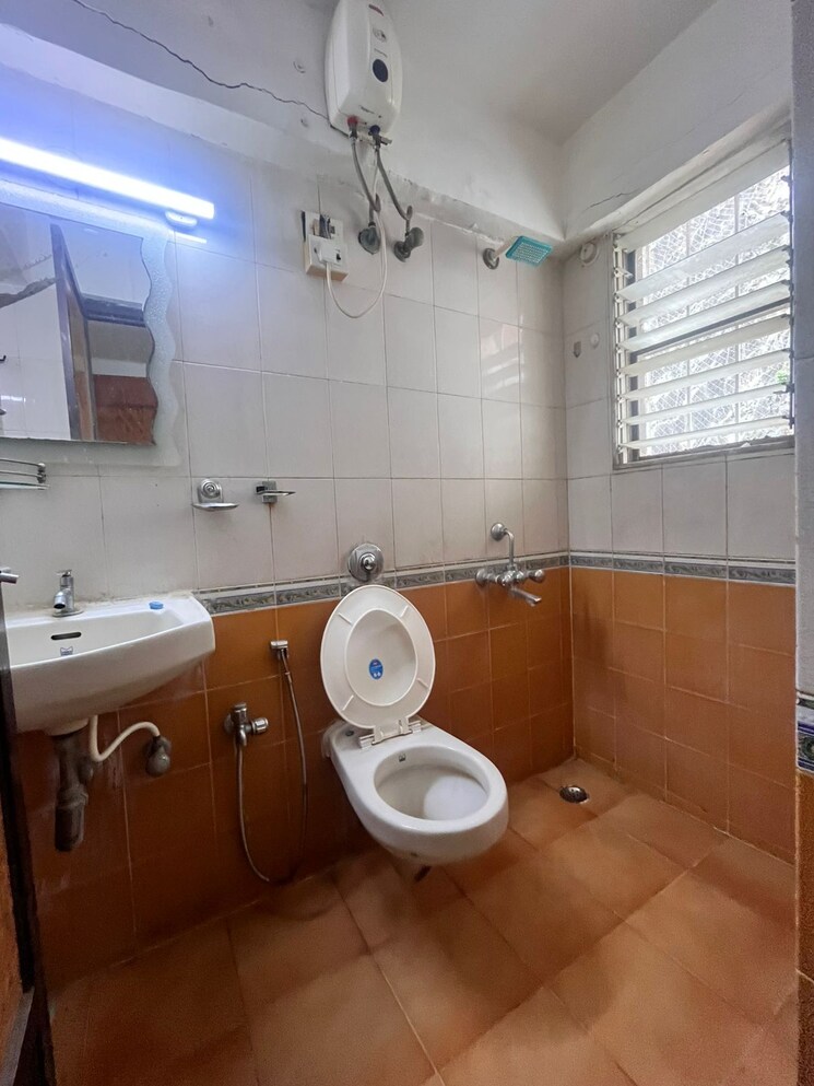 Bathroom, andheri west 1 Bedroom 600 Sq.Ft. Apartment In Andheri West Mumbai 8707848