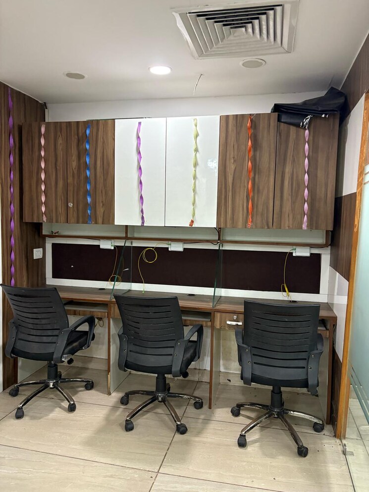 Team Area, netaji subhash place Commercial Office Space 970 Sq.Ft. In Netaji Subhash Place Delhi 8707894