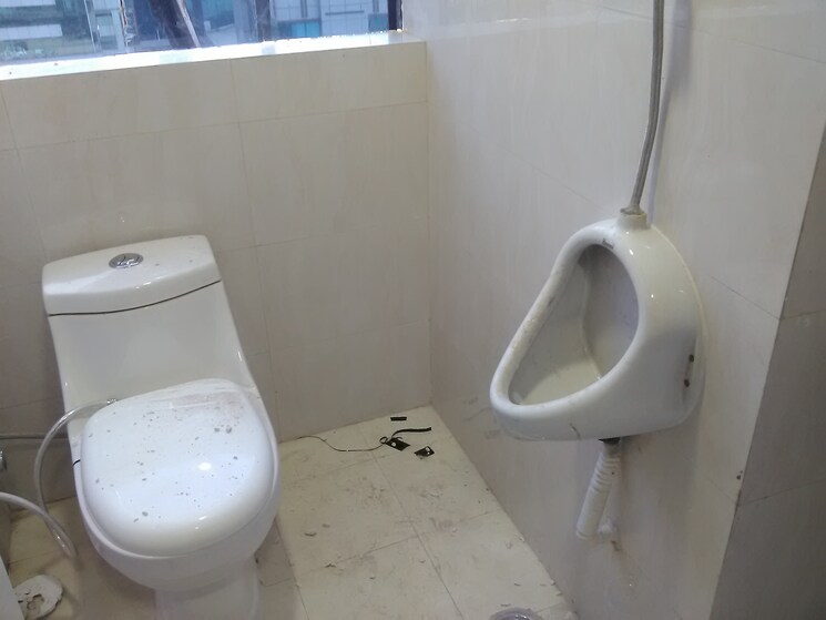 Bathroom, netaji subhash place Commercial Office Space 970 Sq.Ft. In Netaji Subhash Place Delhi 8707894
