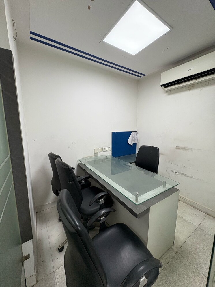 Team Area, netaji subhash place Commercial Office Space 560 Sq.Ft. In Netaji Subhash Place Delhi 8707908