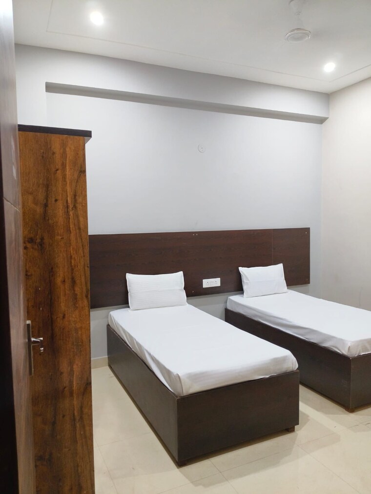 Room, sector 68 Pg For Boys & Girls In Sector 68 8707915