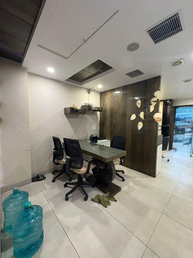 Team Area, netaji subhash place Commercial Office Space 1050 Sq.Ft. In Netaji Subhash Place Delhi 8707919