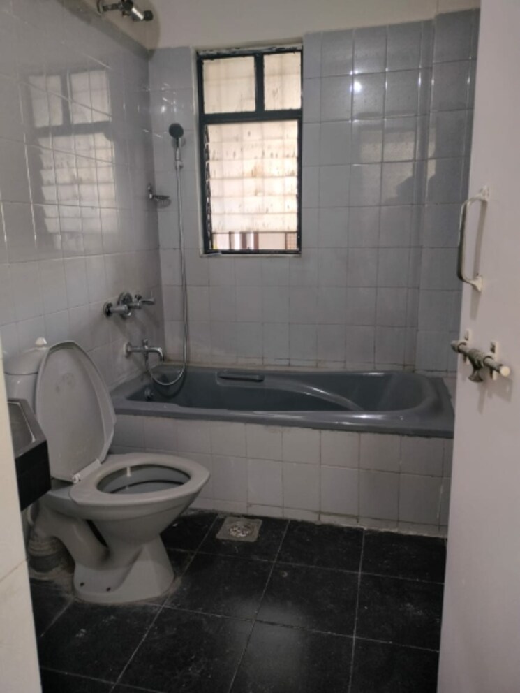 Bathroom, karishma-society 3 Bedroom 1500 Sq.Ft. Apartment In Kothrud Pune 8707923